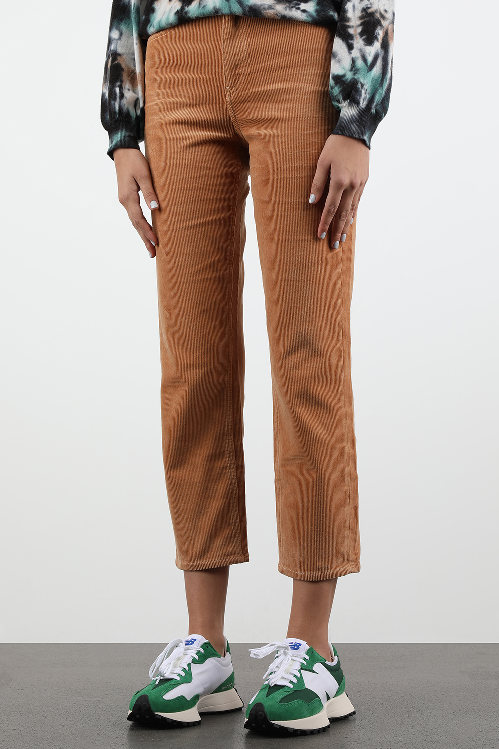 תמונת כל הלוק של נעלי סניקרס מדגם 327 בצבע ירוק